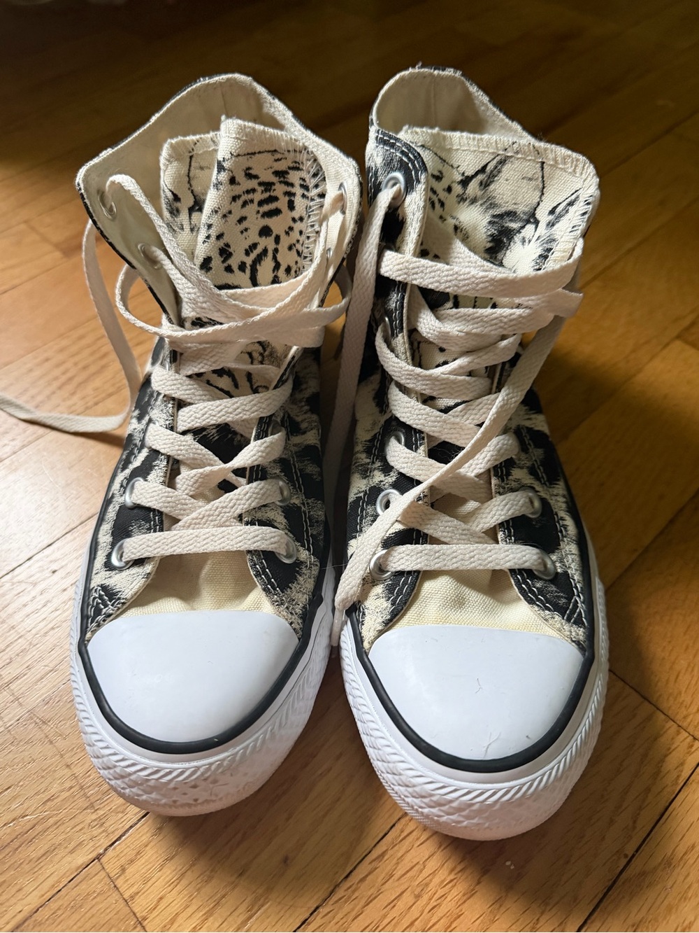 Converse High Top Chunk Taylor All Star Sneakers - Picture 4 of 4